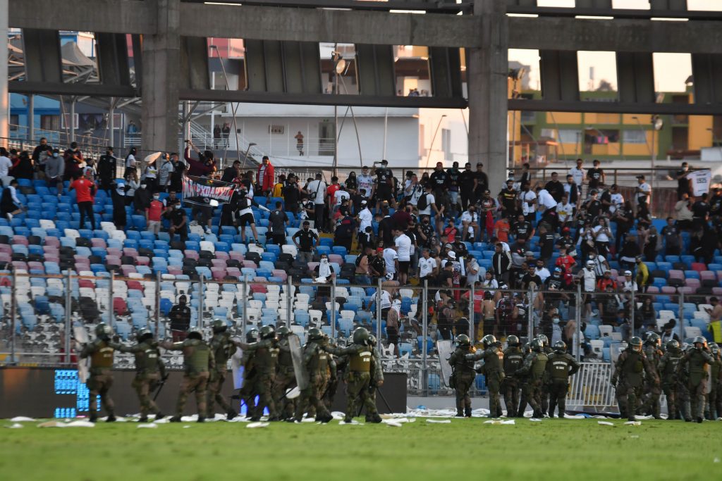 [Video] Escándalo: barristas de Colo Colo protagonizaron serios incidentes en Antofagasta