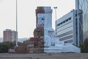 Adherentes de Kast pintaron, plantaron flores y pasto en Plaza Baquedano: Intervención contempló solo la mitad del sector