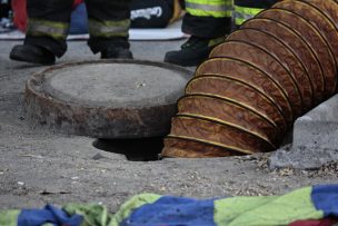 Encuentran a persona calcinada al interior de cámara subterránea en Santiago