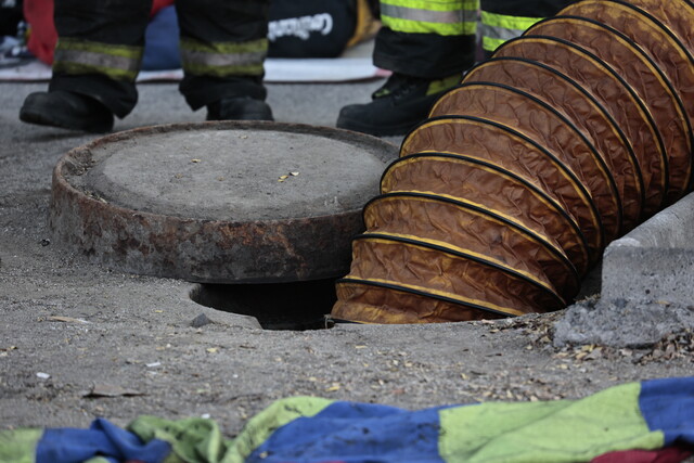 Encuentran a persona calcinada al interior de cámara subterránea en Santiago