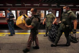 FOTOS | Carabineros desaloja a vendedores ambulantes del interior del Metro Estación Central