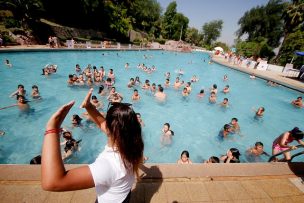 Piscinas públicas deberán exigir Pase de Movilidad durante el verano