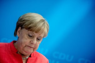 Merkel hace efectivo el traspaso de poder en Alemania deseándole éxito a Scholz