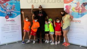 Arturo Vidal muestra su grandeza fuera de la cancha: sorprendió a niños de Chicureo con una especial visita navideña