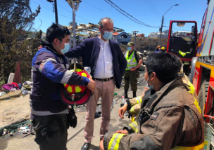 Gobernador Vallespín impulsa alianza público-privada para ir en ayuda de las personas afectadas por el incendio en Castro