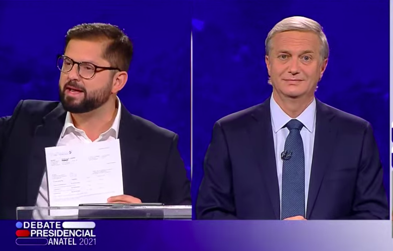 Gabriel Boric muestra test de drogas durante debate Anatel: “Yo no soy un consumidor”