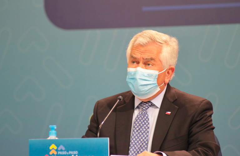 Ministro Enrique Paris: “No es el momento de dejar las mascarillas”