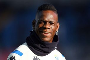 [Video] Otra vez Balotelli: italiano le pasó su ropa interior por la cara a uno de sus compañeros