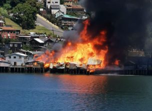 Incendio en Chiloé dejó a dos bomberos lesionados y seis palafitos completamente destruidos