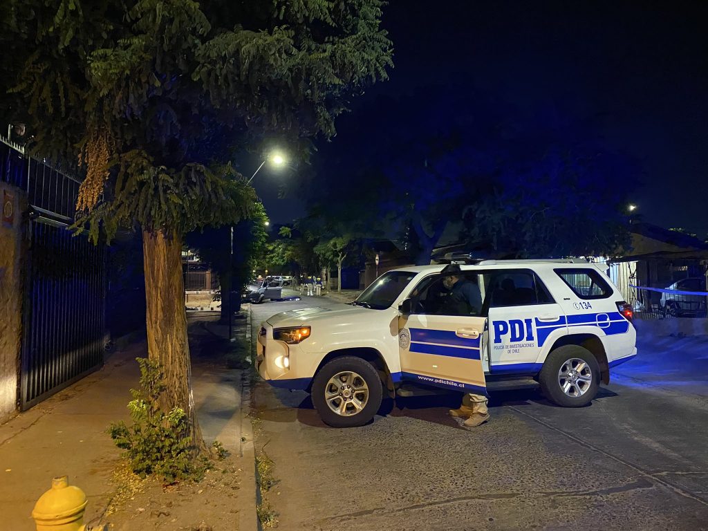 Hombre muere tras recibir impactos de bala al interior de su vehículo en Maipú