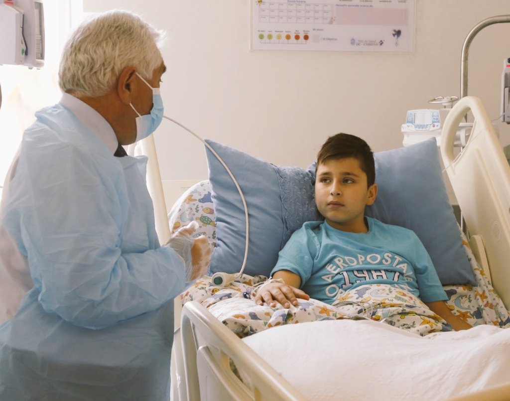 Ministro Paris visitó a niño que fue trasladado desde Brasil por grave enfermedad