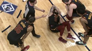 [Video] Salió asistido: figura de los Cavs sufre una escalofriante lesión en la NBA