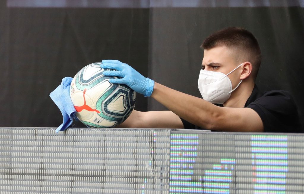 Covid 19 golpea al fútbol italiano: Serie B se suspende por aumento de casos