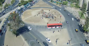 Manifestantes comienzan a congregarse en gran cantidad en la Plaza Baquedano