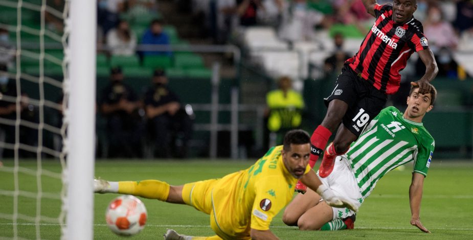 Betis en la cornisa: UEFA “amenaza” con suspender al equipo de los chilenos de competencias europeas