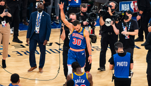 [Video] Histórico: Stephen Curry bate el récord de triples en la NBA