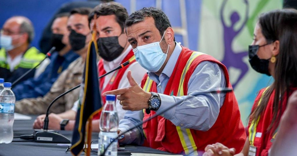 Ministro Delgado anunció que entregarán “el bono arriendo, acogida y de enseres” a las familias afectadas por los incendios forestales