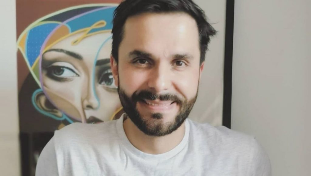 Álvaro Ballero desclasificó antigua postal donde posó con Gabriel Boric: “Te pedí una selfie…”