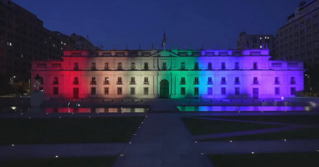 La Moneda se ilumina por aprobación de la ley de Matrimonio Igualitario