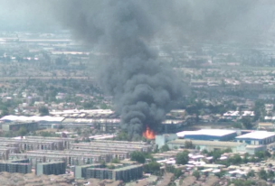 Se registra gran incendio en empresa de Quilicura: Ordenan evacuación del recinto por riesgo de propagación