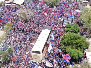 [Video] Apoyo multitudinario: hinchas de la U despiden al equipo con masivo banderazo