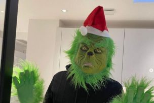 [Video] ¿Los habrá dejado sin regalos? Los sustos de De Bruyne a su familia disfrazado del Grinch