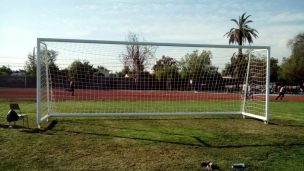 La Araucanía: Un menor de tres años falleció tras caerle un arco de futbol en el estadio municipal de Pitrufquén