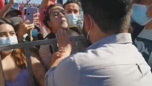 Mujer le escupe y tira agua a Gabriel Boric en medio de masivo acto en Talcahuano