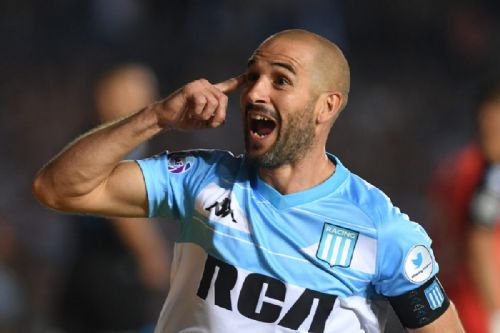 [Fotos] El insólito homenaje de los hinchas de Racing a Lisandro López en su despedida