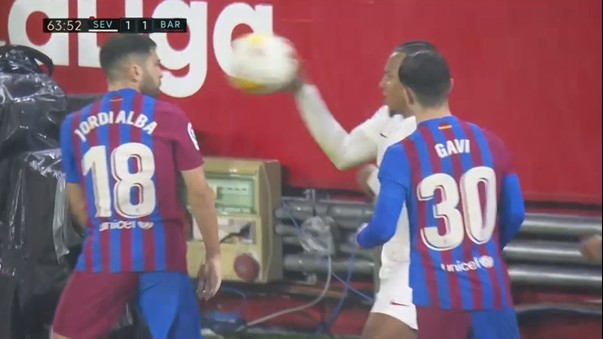 [Video] Le lanzaron el balón a la cara: la particular agresión contra Jordi Alba