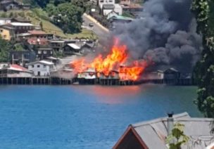 Impactante incendio afecta a palafitos del centro de Castro en Isla Grande de Chiloé