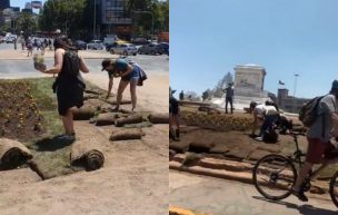 Personas llegaron a retirar el pasto puesto por adherentes de Kast en Plaza Baquedano