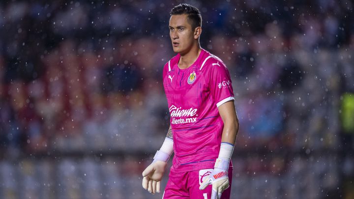 [Video] ¡No se puede creer! El grosero error del arquero del Chivas que sentenció su derrota en la Liga MX
