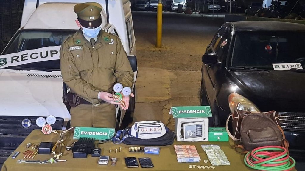Carabineros detuvo a pareja que robó dos vehículos de una vivienda en la Pintana