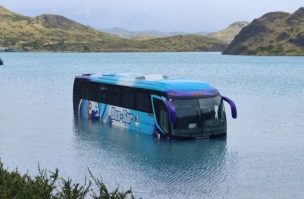 Bus de turismo cayó a lago de Parque Torres del Paine