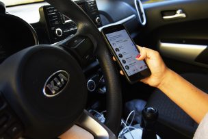 CONASET: 19% de los automovilistas manipulan el teléfono mientras manejan