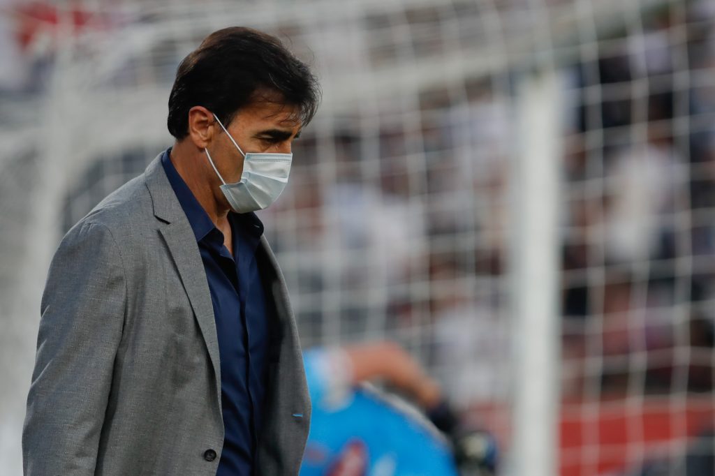 Problemas para Quinteros: delantero albo queda en duda para el partido ante la U en Argentina