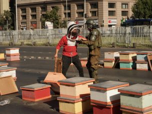 FOTOS | Así fue la particular protesta de apicultores en a Alameda: dejaron cerca de 60 paneles en la calzada