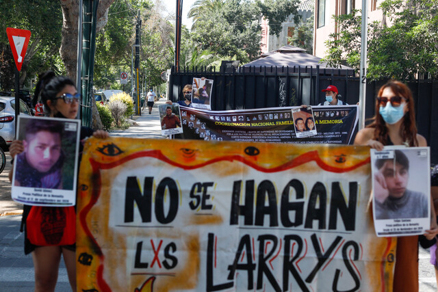 Llegan manifestantes hasta “La Moneda Chica”, la sede del presidente electo Gabriel Boric