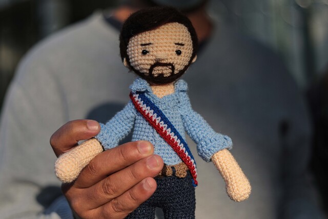 FOTOS | Los regalos que han ido a dejarle al presidente electo Gabriel Boric en “La Moneda Chica”
