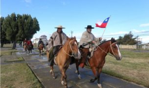 Director de la SNA llegó a caballo a Punta Arenas luego de dos meses y medio de cabalgata