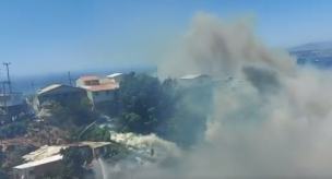 Declaran Alerta Roja por incendio que afecta a viviendas en cerro de Valparaíso 