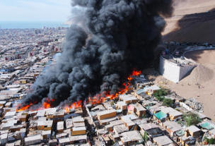 Iquique: Al menos 100 viviendas afectadas y 400 personas damnificadas dejó el incendio en el campamento Laguna Verde