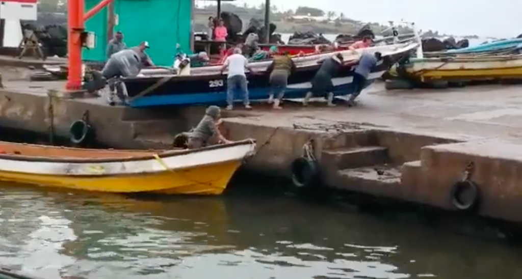 Pescadores de Rapa Nui retiran sus botes ante solicitud de la Onemi de abandonar zonas de playa