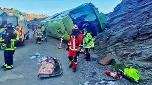 Reportan accidente en Torres del Paine: Bus volcó y dejó decenas de heridos