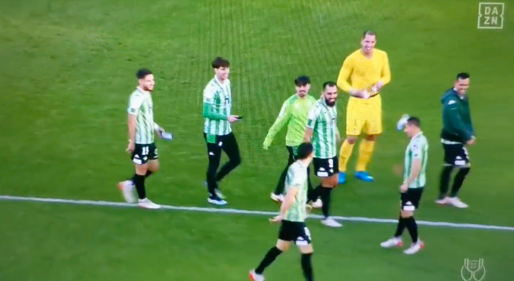[Video] Polémico festejo: jugador del Betis se burla de la agresión sufrida por rival tras avanzar en la Copa del Rey