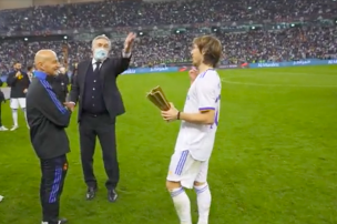 [Video] “Has fallado un pase”: La graciosa recriminación de Ancelotti a Modric tras recibir el MVP