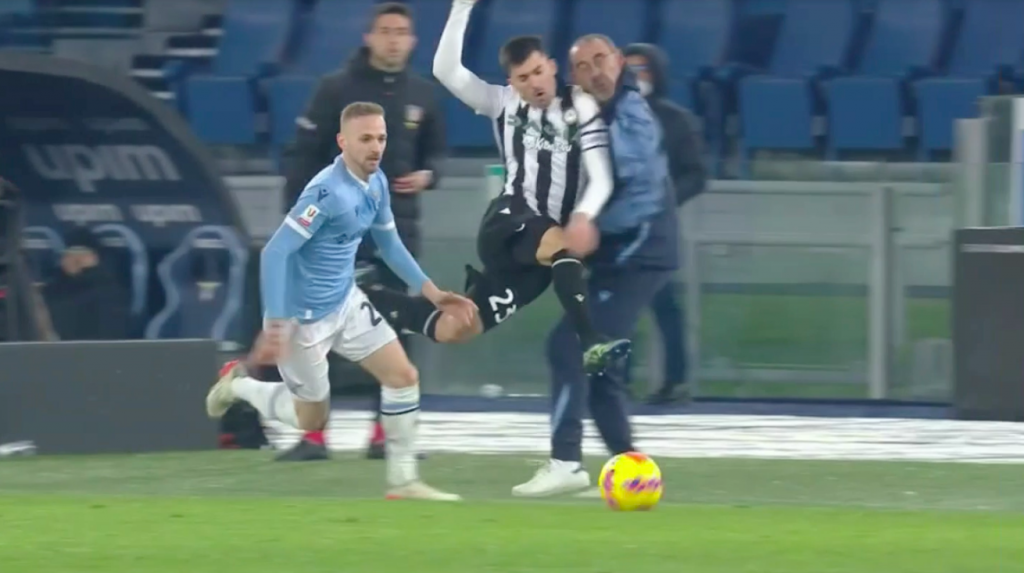 [Video] ¡Le dio con todo! Jugador del Udinese se estrella fuertemente contra el DT de la Lazio
