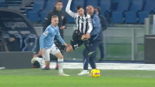 [Video] ¡Le dio con todo! Jugador del Udinese se estrella fuertemente contra el DT de la Lazio