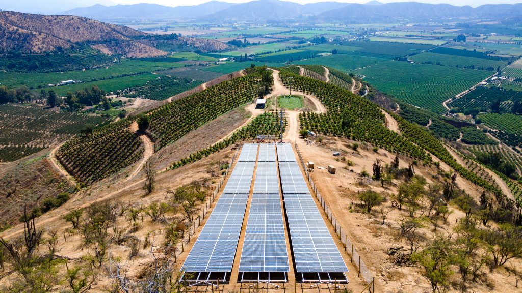Melipilla: planta de energía solar instalada en un cerro evita emisión de 132 toneladas de CO2 al año